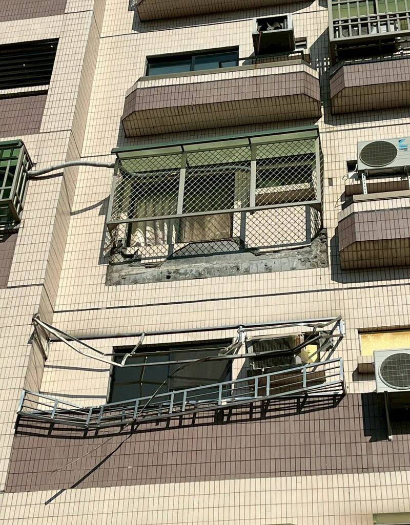 台中太平长亿里永祥街的「彩虹园邸社区」，其中一栋4楼的水泥阳台今天凌晨竟整个坠落，砸坏楼下的铁窗和雨遮。（民众提供）