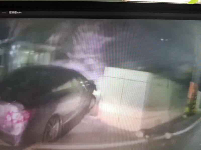 通缉车手许男开车遇警拒检盘查,加速逃逸并自撞围墙。(民众提供) 通缉车手许男开车遇警拒检盘查,加速逃逸并自撞围墙。(民众提供)
