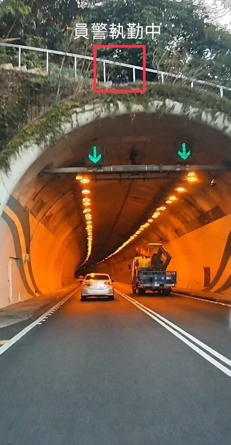 南投县国道6号,近期有民众在埔里隧道上方赫见警方「登高望远」抓违规,引发网路热议。(杨姓民众提供) 南投县国道6号,近期有民众在埔里隧道上方赫见警方「登高望远」抓违规,引发网路热议。(杨姓民众提供)