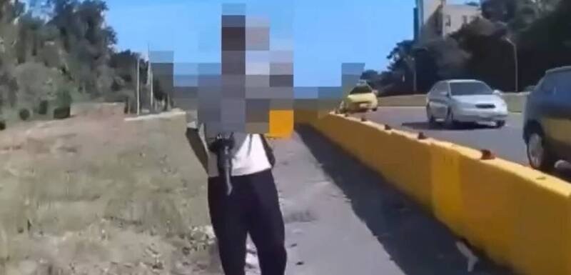 民众在路边拍摄总统车队,被警方以违法疑虑制止,引发争议。(读者提供) 民众在路边拍摄总统车队,被警方以违法疑虑制止,引发争议。(读者提供)