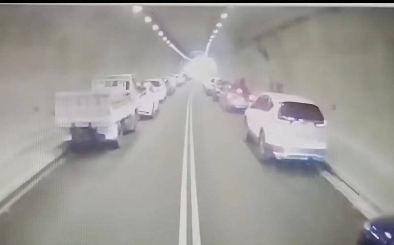 日前国道四号火烧车,隧道内车辆听到消防救灾车行经立即宛如摩西分海避让到两侧。(台中市消防局提供) 日前国道四号火烧车,隧道内车辆听到消防救灾车行经立即宛如摩西分海避让到两侧。(台中市消防局提供)
