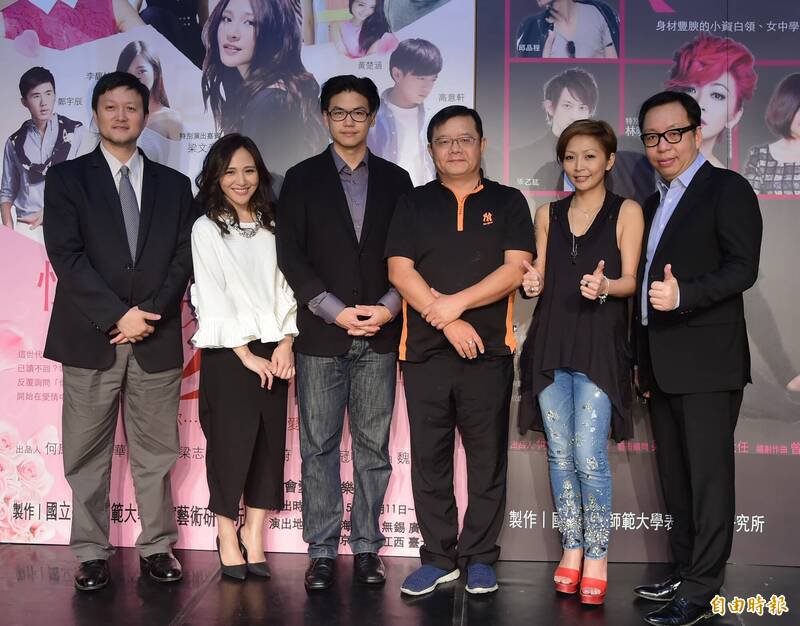 导演谢念华(右1)。(资料照) 导演谢念华(右1)。(资料照)