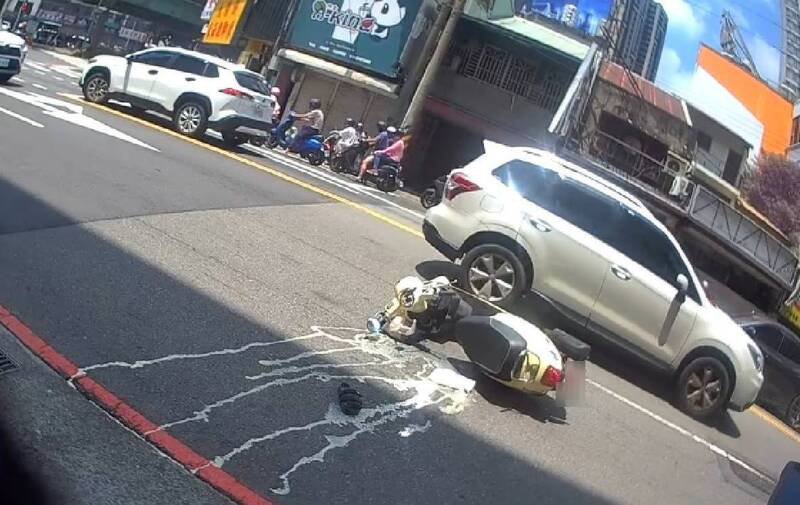 奶茶顺著红线边流出,散出甜腻香气。(警方提供) 奶茶顺著红线边流出,散出甜腻香气。(警方提供)