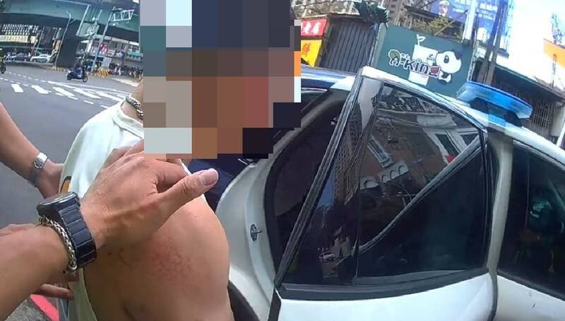 曾男被带回侦办后解送归案。(警方提供) 曾男被带回侦办后解送归案。(警方提供)