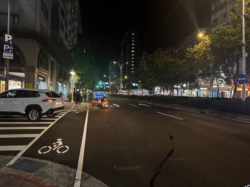 货车驾驶准备左转时,遭到后方多元计程车追撞。(记者陆运锋翻摄) 货车驾驶准备左转时,遭到后方多元计程车追撞。(记者陆运锋翻摄)