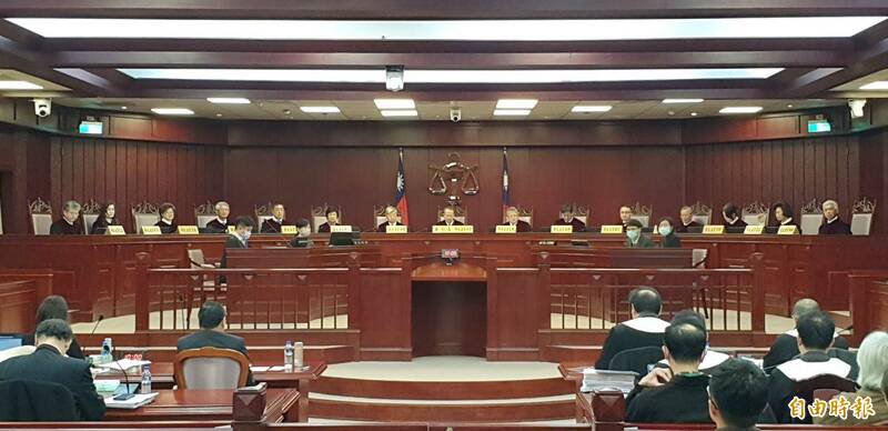 因蓝白立委手主导通过宪法诉讼法修正案,使得宪法法庭实质瘫痪中,但多信侵害言论自由的案仍躺平,释宪案当事人王献极的义务辩护律师黄帝颖指出,宪诉法修正案违反权力分立原则,目前的8位大法官应依「程序自主权」,开庭做出决议。(记者杨国文摄) 因蓝白立委手主导通过宪法诉讼法修正案,使得宪法法庭实质瘫痪中,但多信侵害言论自由的案仍躺平,释宪案当事人王献极的义务辩护律师黄帝颖指出,宪诉法修正案违反权力分立原则,目前的8位大法官应依「程序自主权」,开庭做出决议。(记者杨国文摄)