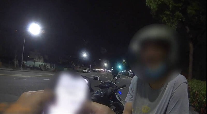 高雄何姓男子深夜闯红灯遭警追拦开罚,违规影片网路疯传。(民众提供) 高雄何姓男子深夜闯红灯遭警追拦开罚,违规影片网路疯传。(民众提供)