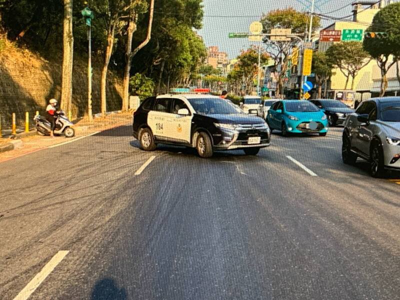 李男13日下午驾驶大货车行经龟山区长寿路时,沿路漏油却未察觉,后方行经的3辆机车滑倒受伤。(记者郑淑婷翻摄) 李男13日下午驾驶大货车行经龟山区长寿路时,沿路漏油却未察觉,后方行经的3辆机车滑倒受伤。(记者郑淑婷翻摄)