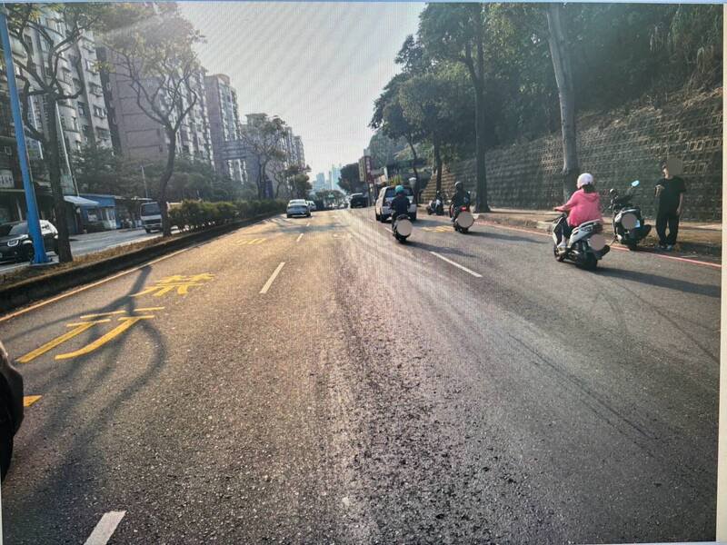 李男13日下午驾驶大货车行经龟山区长寿路时,沿路漏油却未察觉,后方行经的3辆机车滑倒受伤。(记者郑淑婷翻摄) 李男13日下午驾驶大货车行经龟山区长寿路时,沿路漏油却未察觉,后方行经的3辆机车滑倒受伤。(记者郑淑婷翻摄)