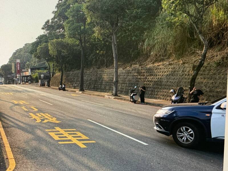 李男13日下午驾驶大货车行经龟山区长寿路时,沿路漏油却未察觉,后方行经的3辆机车滑倒受伤。(记者郑淑婷翻摄) 李男13日下午驾驶大货车行经龟山区长寿路时,沿路漏油却未察觉,后方行经的3辆机车滑倒受伤。(记者郑淑婷翻摄)
