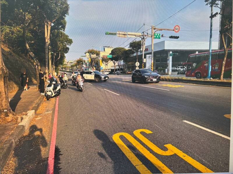 李男13日下午驾驶大货车行经龟山区长寿路时,沿路漏油却未察觉,后方行经的3辆机车滑倒受伤。(记者郑淑婷翻摄) 李男13日下午驾驶大货车行经龟山区长寿路时,沿路漏油却未察觉,后方行经的3辆机车滑倒受伤。(记者郑淑婷翻摄)