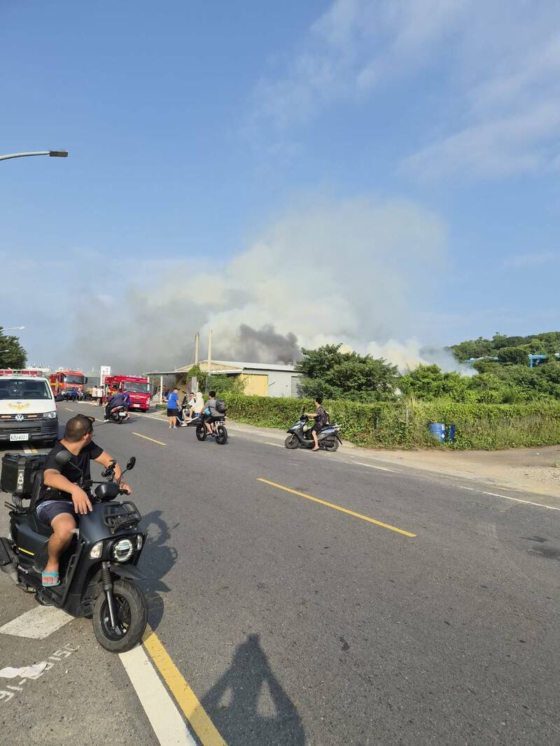小琉球中山路路段发生火警,冒起阵阵浓烟。(民众提供) 小琉球中山路路段发生火警,冒起阵阵浓烟。(民众提供)