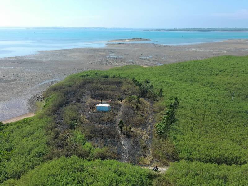 空拍机拍摄烧草火警惨状,8000平方公尺土地满目疮痍。(澎湖县政府消防局提供) 空拍机拍摄烧草火警惨状,8000平方公尺土地满目疮痍。(澎湖县政府消防局提供)