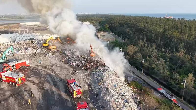 台南城西掩埋场下午突起火,浓烟直窜天际,消防出动15车29人灌救,环保局调派怪手协助清除堆置物,成功局限火势。(南市消防局提供) 台南城西掩埋场下午突起火,浓烟直窜天际,消防出动15车29人灌救,环保局调派怪手协助清除堆置物,成功局限火势。(南市消防局提供)