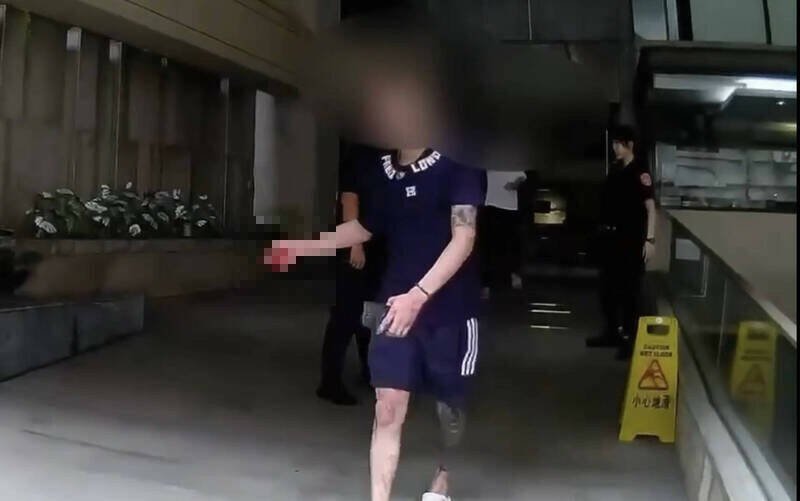 吴姓男子行凶时不慎断指送医治疗。(民众提供) 吴姓男子行凶时不慎断指送医治疗。(民众提供)