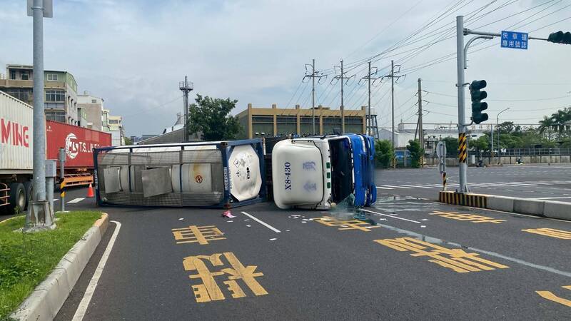 化学车左转翻覆。(读者提供) 化学车左转翻覆。(读者提供)