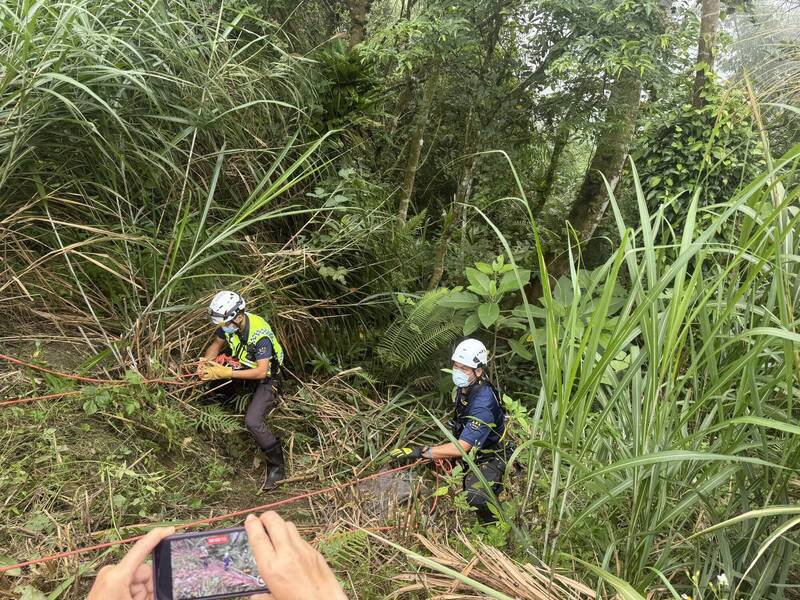 警消人员依傅男供词,今天在中埔乡台3线309.5公里附近山区寻获阿嬷尸体。(警方提供) 警消人员依傅男供词,今天在中埔乡台3线309.5公里附近山区寻获阿嬷尸体。(警方提供)