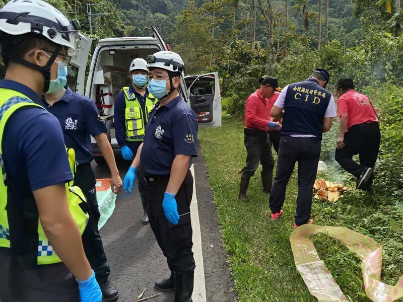 警消人员在台3线旁接近大埔阿婆湾山区发现郭妇遗体。(警方提供) 警消人员在台3线旁接近大埔阿婆湾山区发现郭妇遗体。(警方提供)