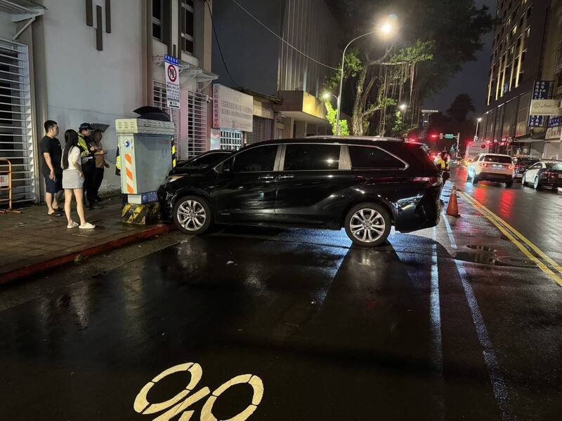 立法院当值黄姓司机驾驶休旅车暴冲。(警方提供) 立法院当值黄姓司机驾驶休旅车暴冲。(警方提供)