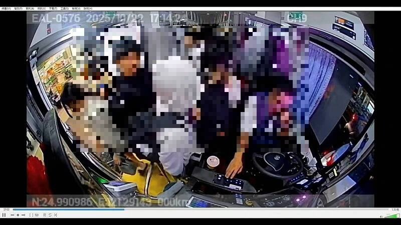 身穿黑衣的黄姓学生,下车前对刘姓司机说「你连前都不会算,这辈子就这样了」,刘姓司机愤而追下车出拳。(记者郑淑婷翻摄) 身穿黑衣的黄姓学生,下车前对刘姓司机说「你连前都不会算,这辈子就这样了」,刘姓司机愤而追下车出拳。(记者郑淑婷翻摄)