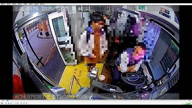 司机质疑1名同学投币不足。(记者郑淑婷翻摄) 司机质疑1名同学投币不足。(记者郑淑婷翻摄)