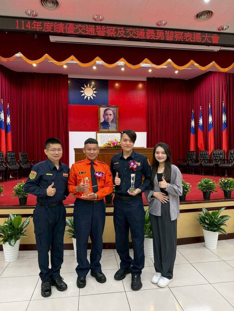 屏东县政府警察局潮州分局警员郑竣鸿(右二)、交通义勇警察大队屏东中队队员杨钦安(左二)分获绩优交警、绩优义交,今接受警政署表扬。(屏东县政府提供) 屏东县政府警察局潮州分局警员郑竣鸿(右二)、交通义勇警察大队屏东中队队员杨钦安(左二)分获绩优交警、绩优义交,今接受警政署表扬。(屏东县政府提供)