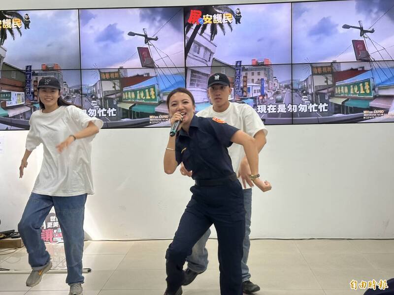 新歌发表会现场播放MV后,由masalu警察乐团女主唱现场演唱。(记者罗欣贞摄) 新歌发表会现场播放MV后,由masalu警察乐团女主唱现场演唱。(记者罗欣贞摄)