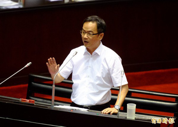 立法院院会,民进党立委李昆泽质询。(记者王艺菘摄) 立法院院会,民进党立委李昆泽质询。(记者王艺菘摄)