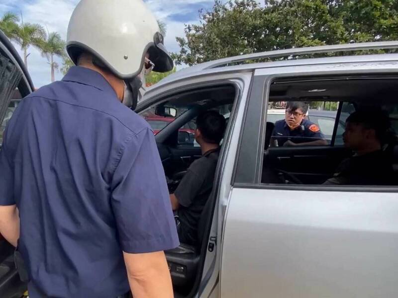 员警控制休旅车上的乘员。(图由民众提供) 员警控制休旅车上的乘员。(图由民众提供)