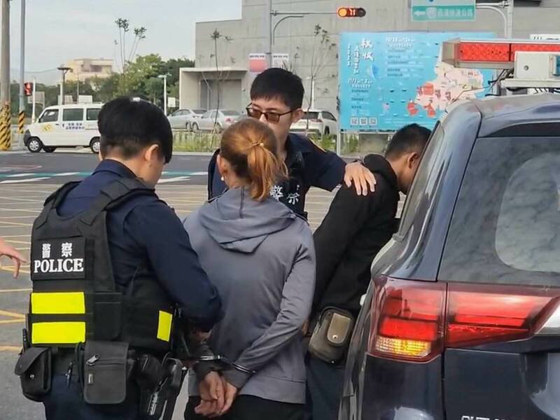 员警逮回逃跑的移工。(图由民众提供) 员警逮回逃跑的移工。(图由民众提供)