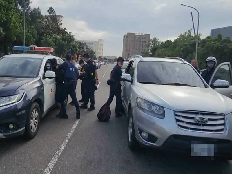 休旅车挤了7名移工,遭警拦查。(图由民众提供) 休旅车挤了7名移工,遭警拦查。(图由民众提供)