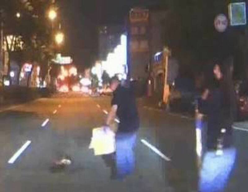 彰化警分局两名员警抢救喵星人。(图由警方提供) 彰化警分局两名员警抢救喵星人。(图由警方提供)