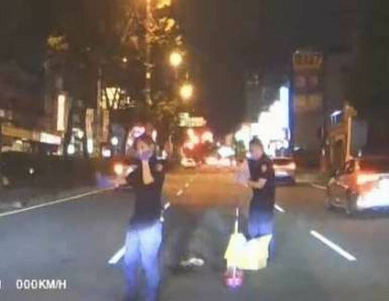 员警抢救受伤的流浪猫。(图由警方提供) 员警抢救受伤的流浪猫。(图由警方提供)