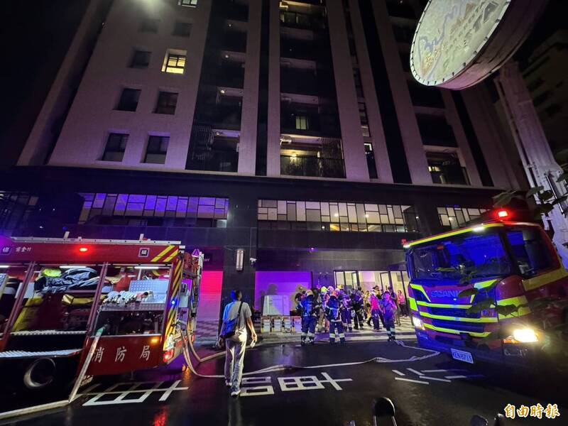 警消获报大楼火警前往救援,许多住户也连忙下楼疏散。(记者许丽娟摄) 警消获报大楼火警前往救援,许多住户也连忙下楼疏散。(记者许丽娟摄)