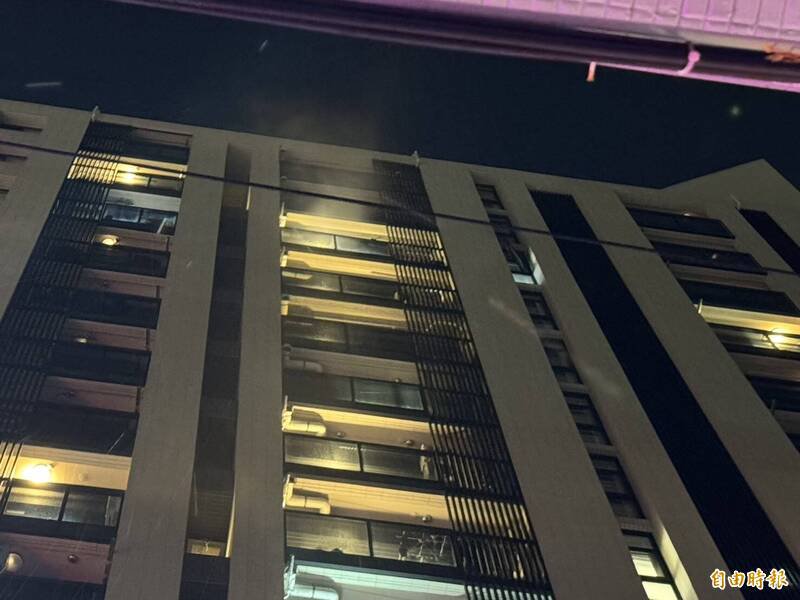 高雄市前金区中正四路1栋大楼13楼,今晚8点多传出火警,住家窗口不断冒出白烟。(记者许丽娟摄) 高雄市前金区中正四路1栋大楼13楼,今晚8点多传出火警,住家窗口不断冒出白烟。(记者许丽娟摄)