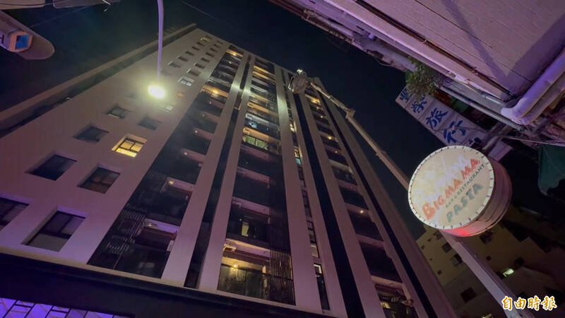 起火点位于13楼,消防队升上云梯车救援。(记者许丽娟摄) 起火点位于13楼,消防队升上云梯车救援。(记者许丽娟摄)