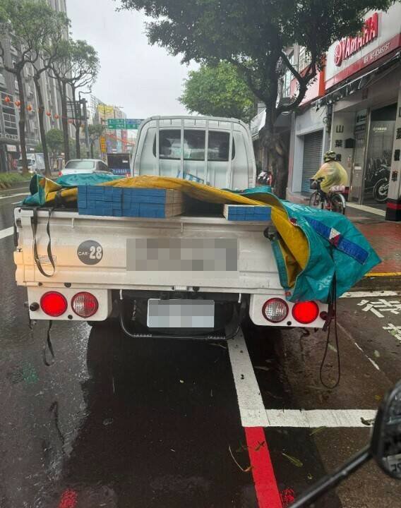 货车挡住了机车待转区。(撷取自网路) 货车挡住了机车待转区。(撷取自网路)
