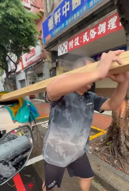 网友指控男子从货车搬起木材时还刻意往他的脸「招呼」。(撷取自网路) 网友指控男子从货车搬起木材时还刻意往他的脸「招呼」。(撷取自网路)