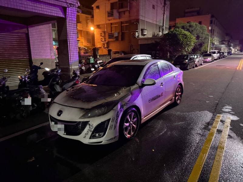 阮男开车行经竹南镇龙升街路段时,引擎室突然冒出白烟,他赶忙将车辆停靠路旁下车逃生,虽尝试自行灭火,但未果,随后通报警方与消防到场协助。(记者彭健礼翻摄) 阮男开车行经竹南镇龙升街路段时,引擎室突然冒出白烟,他赶忙将车辆停靠路旁下车逃生,虽尝试自行灭火,但未果,随后通报警方与消防到场协助。(记者彭健礼翻摄)