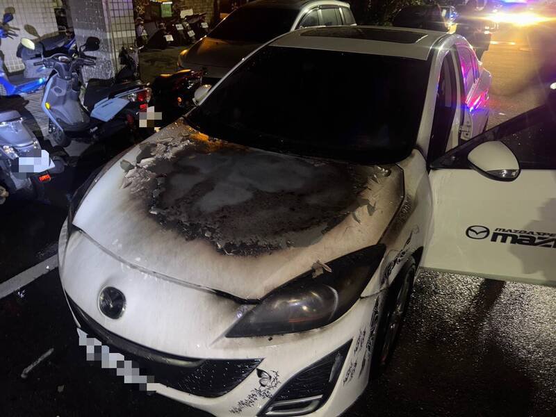 苗栗县竹南镇龙升街于今(24)日凌晨1点许发生汽车火警,驾驶28岁越南籍阮姓男子及时下车逃生。(记者彭健礼翻摄) 苗栗县竹南镇龙升街于今(24)日凌晨1点许发生汽车火警,驾驶28岁越南籍阮姓男子及时下车逃生。(记者彭健礼翻摄)