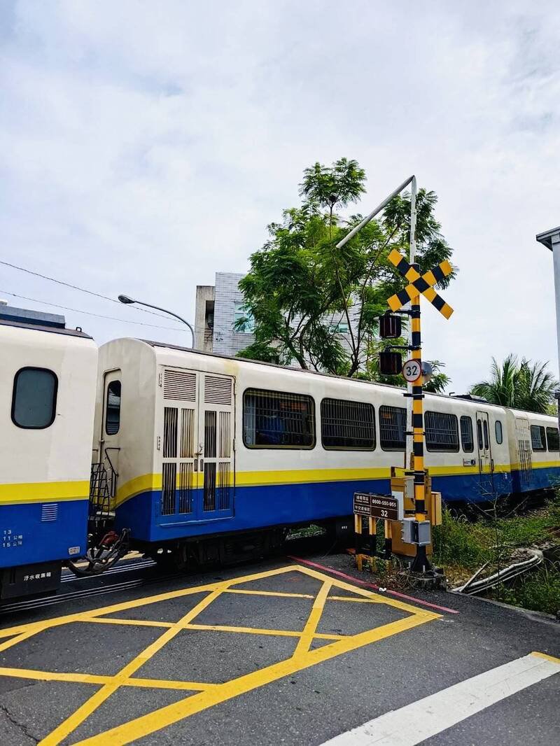 栩悦号撞到断掉的遮断杆。(阿里山林铁处提供) 栩悦号撞到断掉的遮断杆。(阿里山林铁处提供)