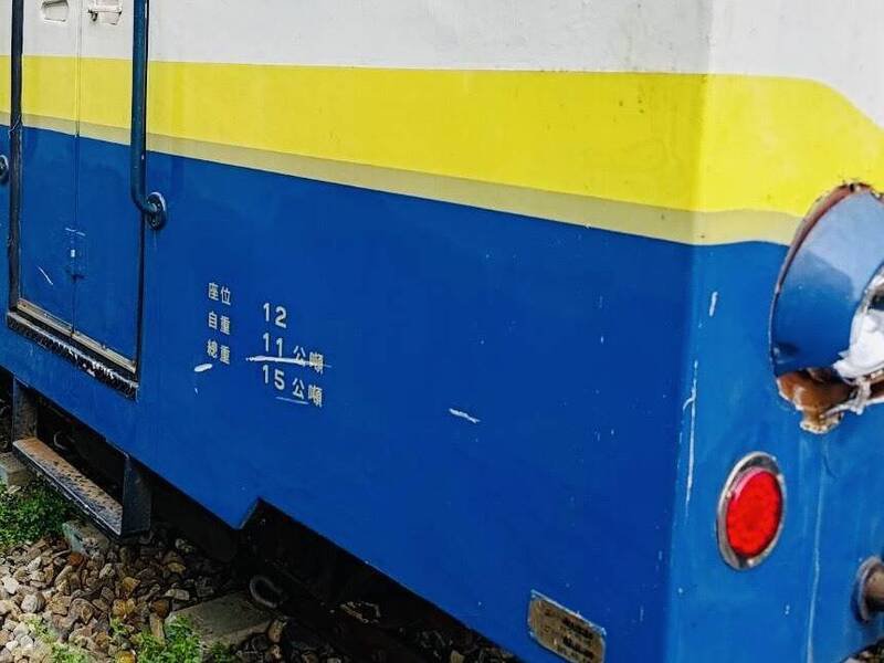 栩悦号撞到断掉的遮断杆致守车大灯、车厢侧面损伤。(阿里山林铁处提供) 栩悦号撞到断掉的遮断杆致守车大灯、车厢侧面损伤。(阿里山林铁处提供)