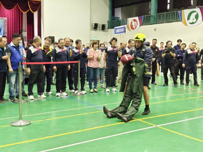 新北市政府、消防局今天为全国首创「企业义消」举办成军典礼,同场为将参加全国义消体技能交流赛的新北队授旗,数百名消防、义消见证,士气高昂。(记者吴仁捷翻摄) 新北市政府、消防局今天为全国首创「企业义消」举办成军典礼,同场为将参加全国义消体技能交流赛的新北队授旗,数百名消防、义消见证,士气高昂。(记者吴仁捷翻摄)