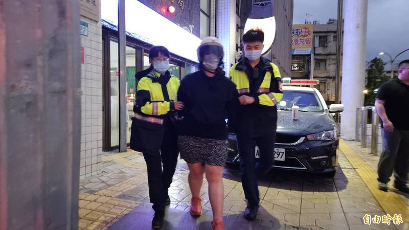 陆女遭警方依杀人罪移送法办。(记者徐圣伦摄) 陆女遭警方依杀人罪移送法办。(记者徐圣伦摄)