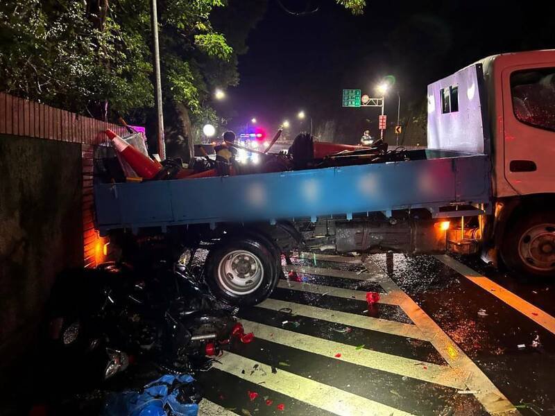 三吨半货车失控逆向撞机车。(记者徐圣伦翻摄) 三吨半货车失控逆向撞机车。(记者徐圣伦翻摄)