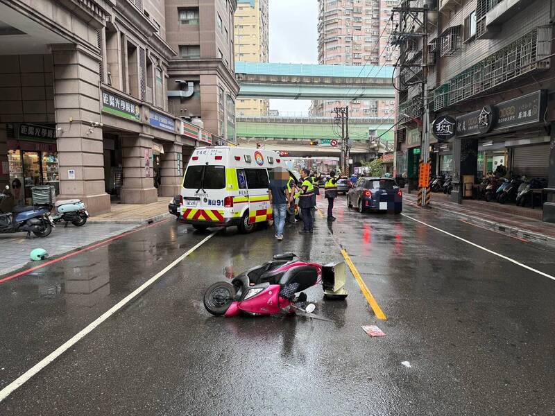 倒楣女骑士被纱窗砸中送医。(记者徐圣伦翻摄) 倒楣女骑士被纱窗砸中送医。(记者徐圣伦翻摄)