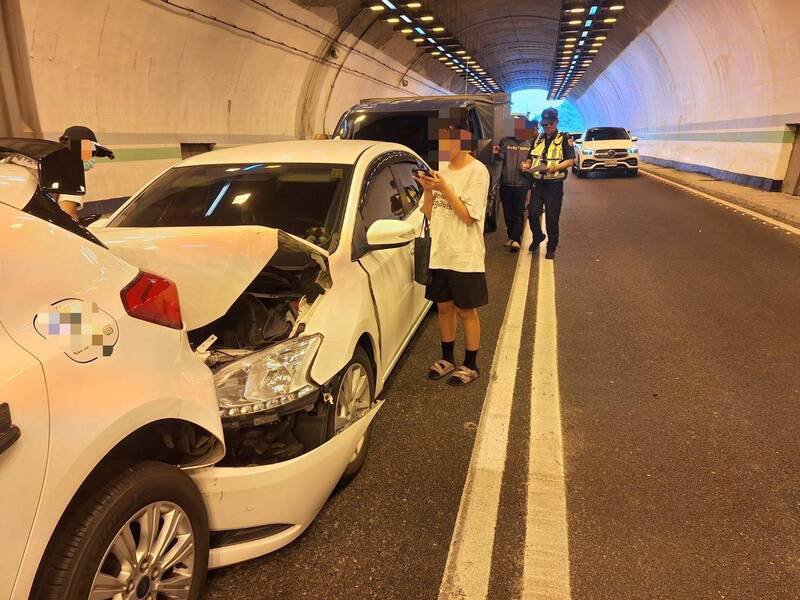 国道3号中寮隧道出现8车连环车祸,幸未传出伤亡。(民众提供) 国道3号中寮隧道出现8车连环车祸,幸未传出伤亡。(民众提供)