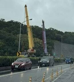 军方出动大吊车拖吊战车。(取自网路) 军方出动大吊车拖吊战车。(取自网路)
