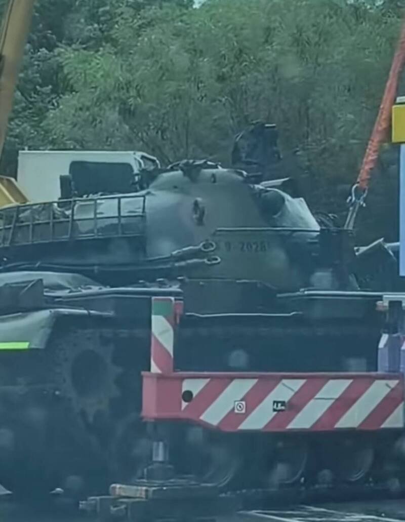 CM11战车履带断裂,横躺在竹北新丰交界处的省道旁。(民众吴先生提供) CM11战车履带断裂,横躺在竹北新丰交界处的省道旁。(民众吴先生提供)