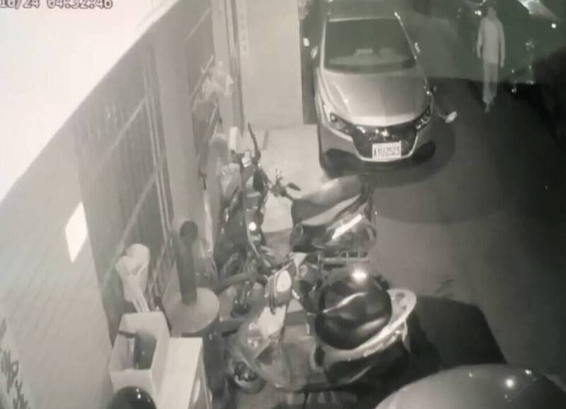 黎姓移工倒在邻居车旁,被人发现报警。(民众提供) 黎姓移工倒在邻居车旁,被人发现报警。(民众提供)
